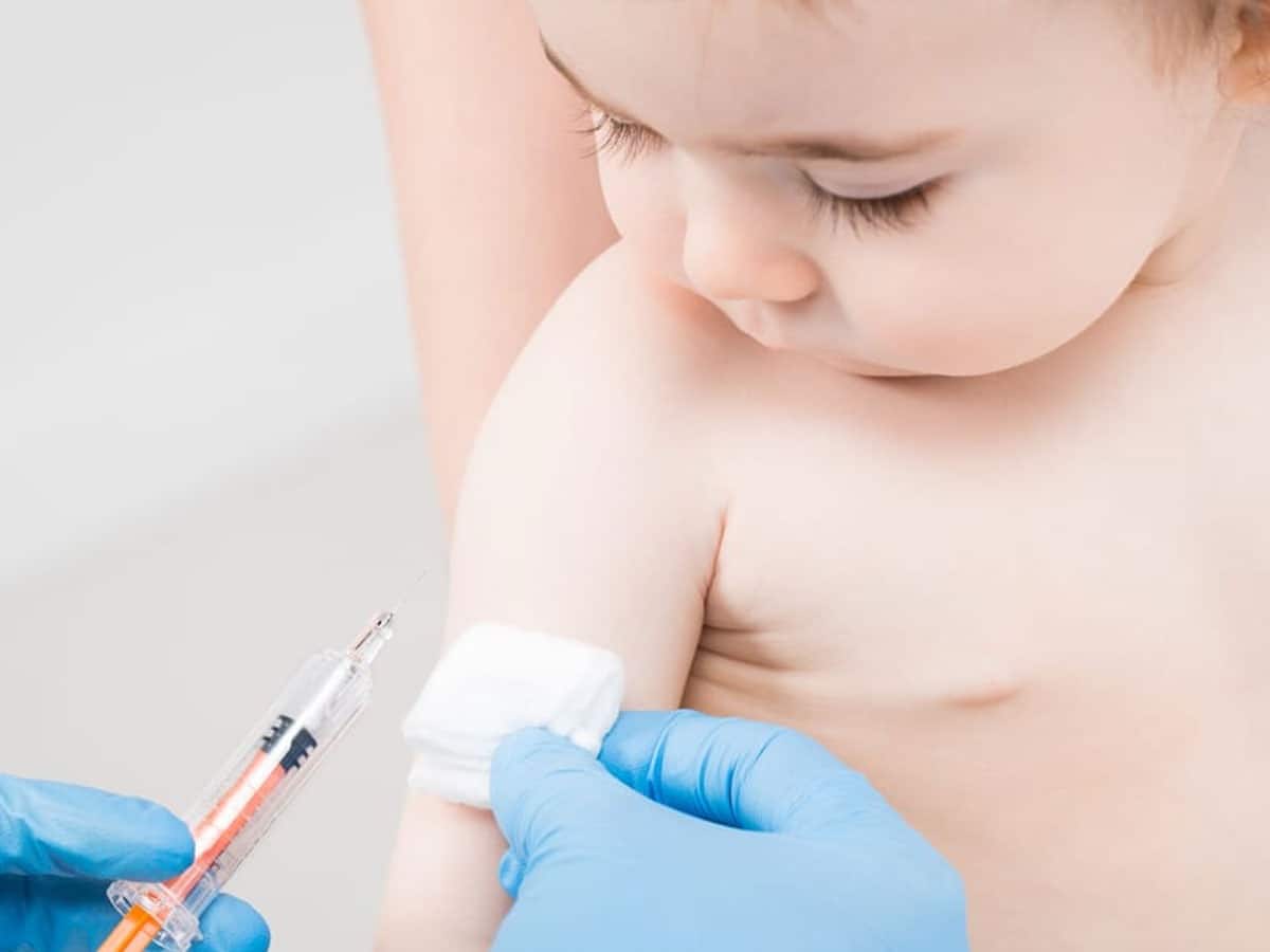 बच्चा एक साल का हो जाए तो उसे जरूर लगवाएं ये टीके, जानिए कब कौन सी वैक्सीन लगवानी है जरूरी